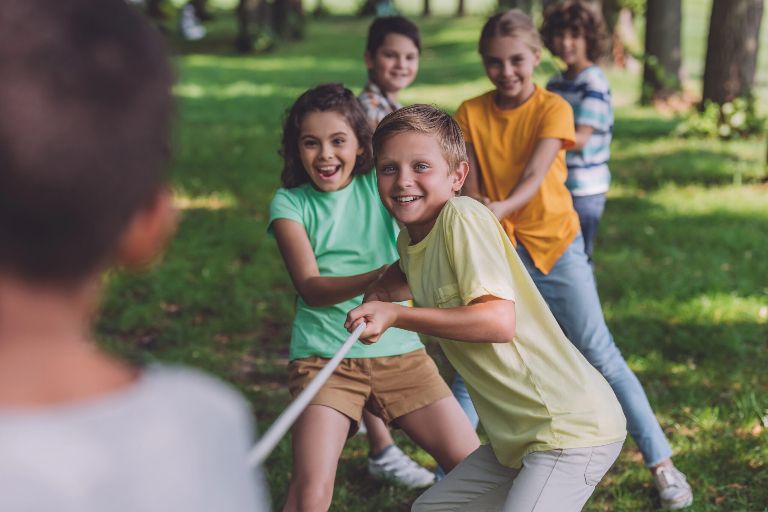 Fröhlicher Kinder im Tauziehen
