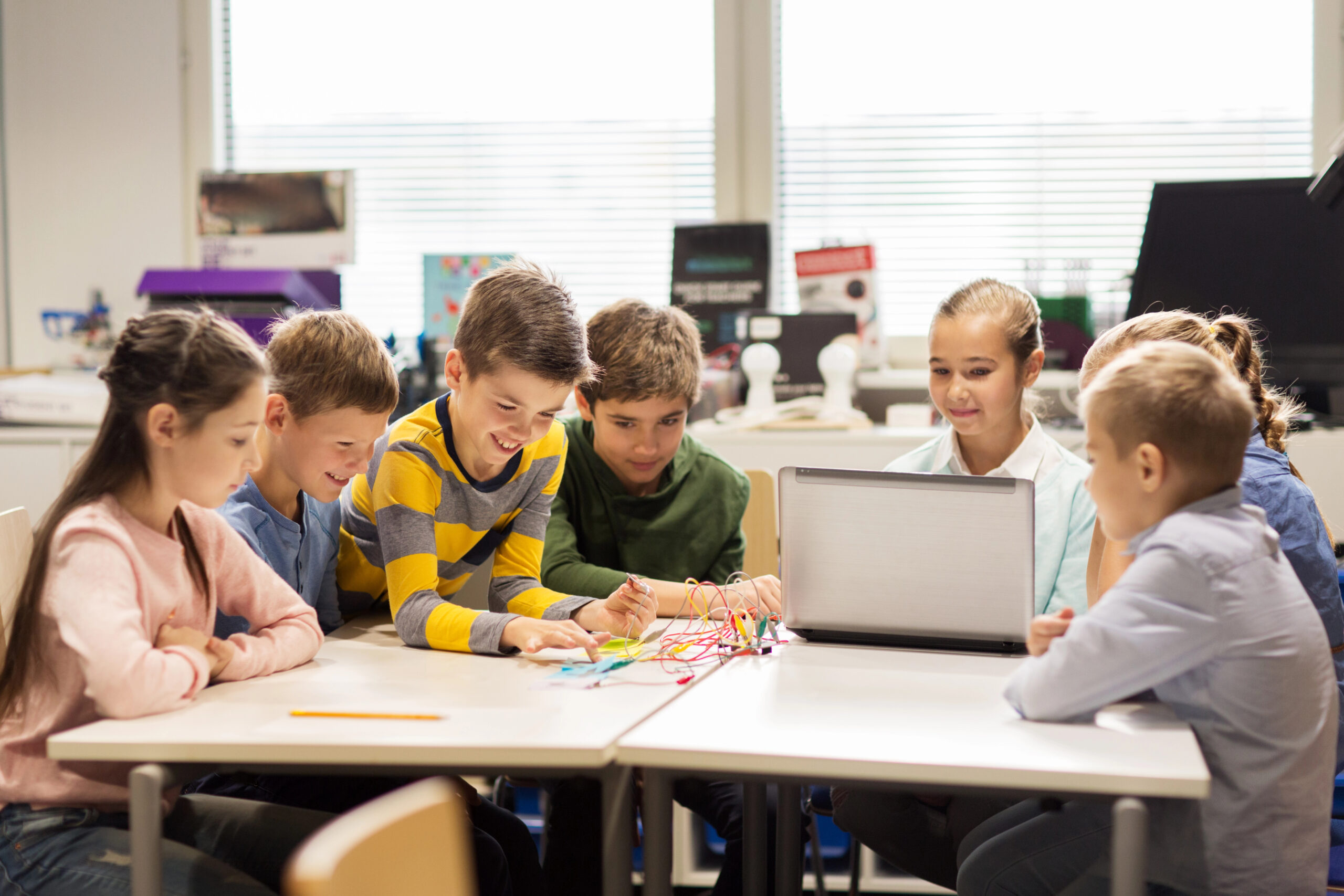 Kinder arbeiten gemeinsam in einem Technikcamp