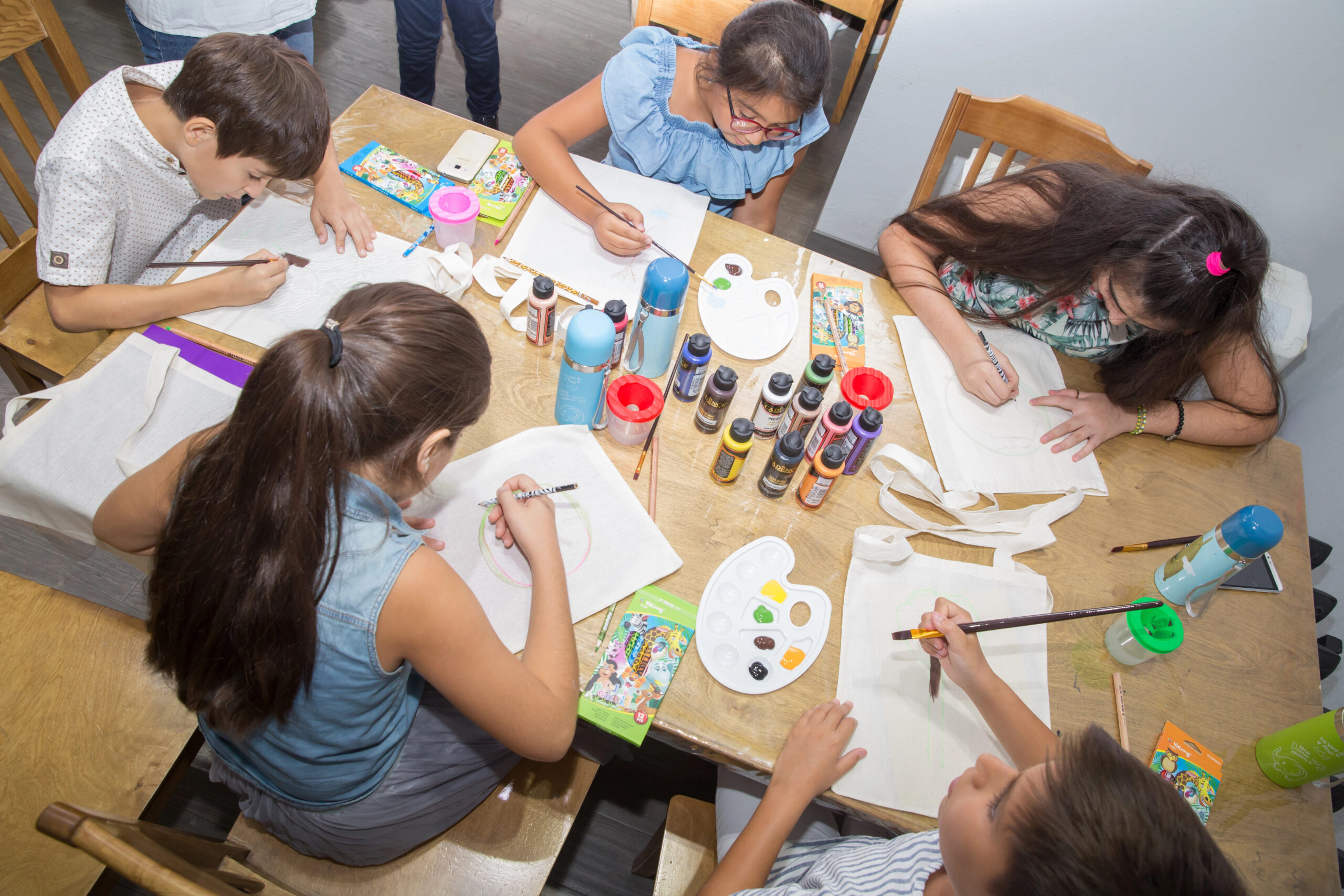 Kinder gestalten kreativ bei einem Kreativcamp