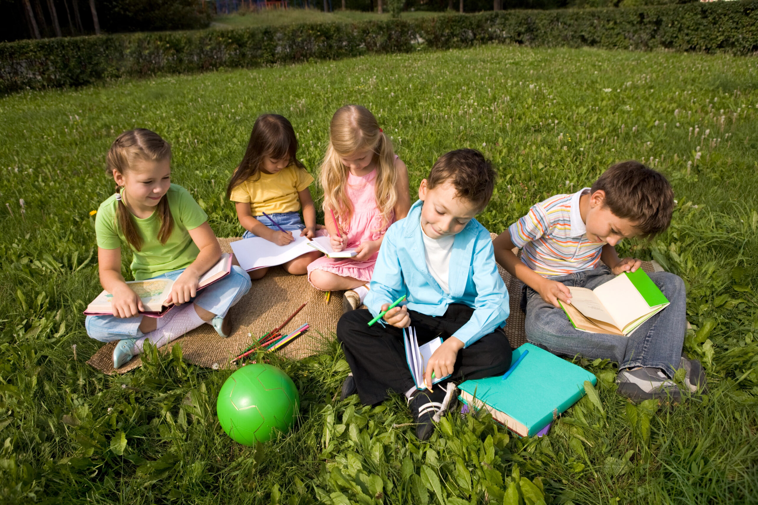 Kinder lernen gemeinsam in einem Feriencamp