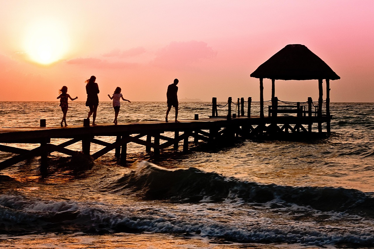 Kinder am Meer bei Sonnenuntergang