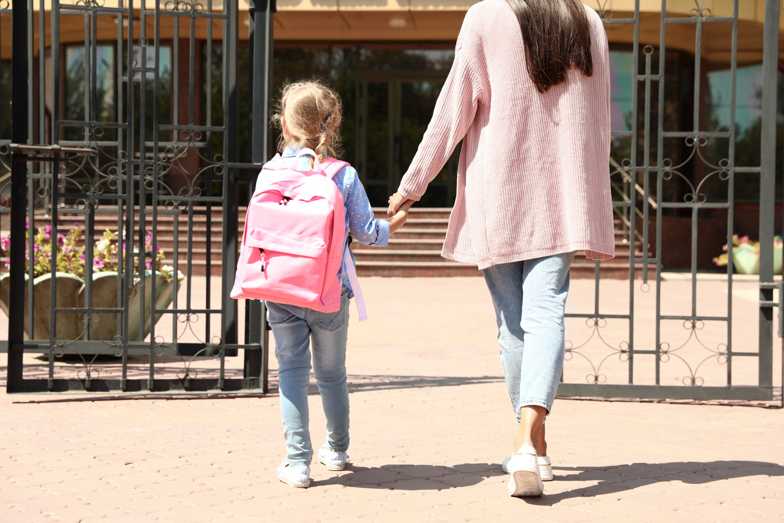 junge Mutter bringt ihr kleines Kind im Freien zum Camp