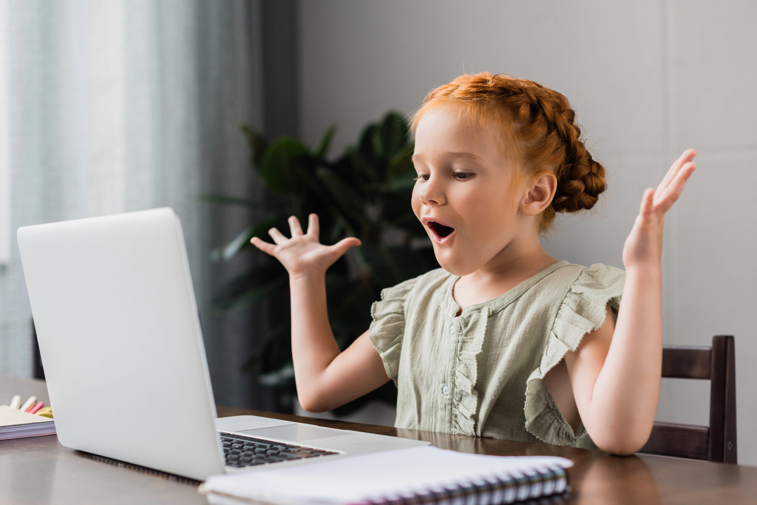 Kind entdeckt begeistert Inhalte am Laptop