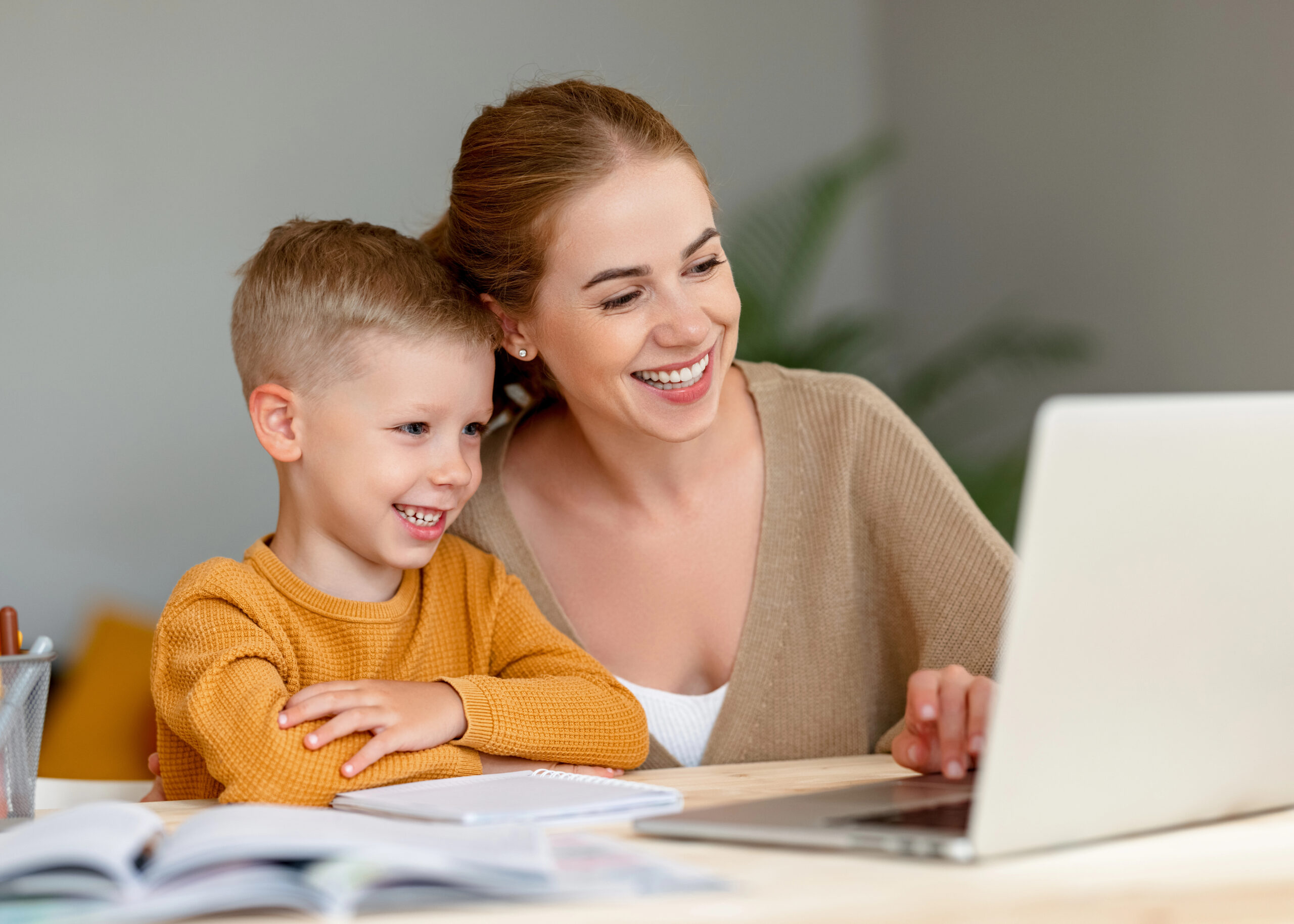 Mutter und Sohn informieren sich über Englischcamps in Wien